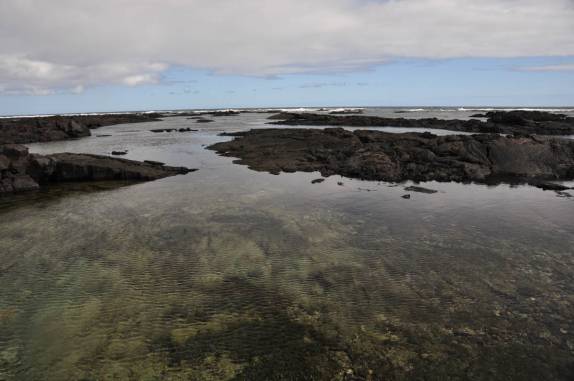 Piscinas naturais se formaram em antigo lençol de lava que avançou sobre o mar, ao sul de Hilo, em Big Island, no Hawaii